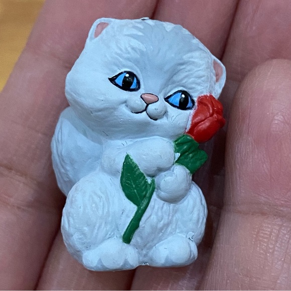 Vintage 1989 Hallmark Bluish Plastic Cat Holding Rose Flower Mini Figurine - Picture 5 of 9
